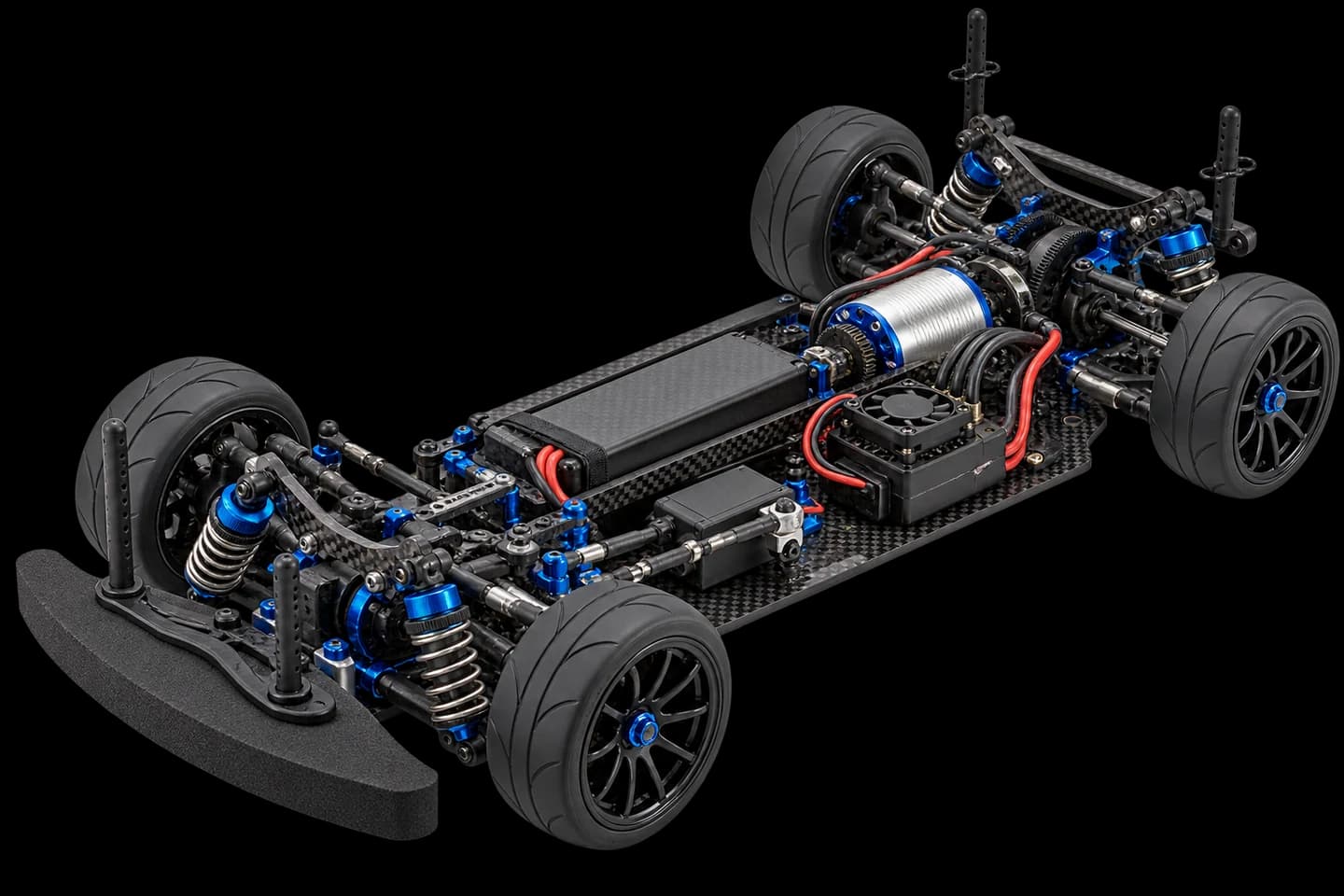 Otvorena šasija električnog RC automobila s vidljivim ovjesom, motorom i elektronikom; ilustrativni prikaz.